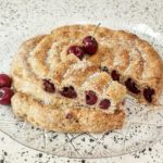 crostata arrotolata ciliegie e cocco