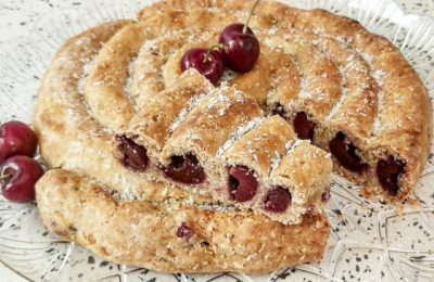 crostata arrotolata ciliegie e cocco