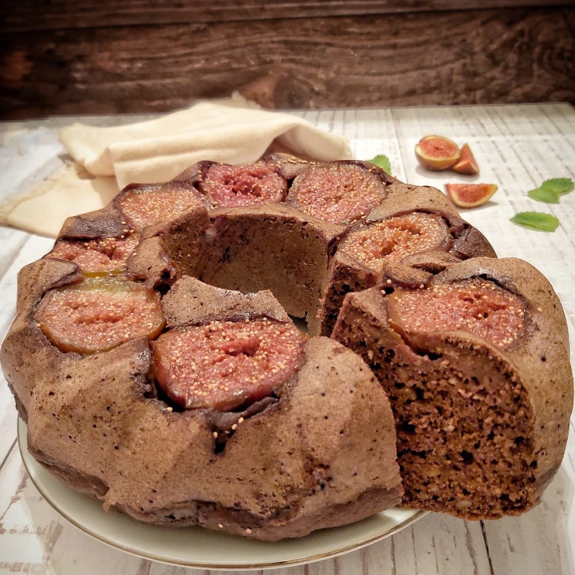 Torta carrube, fichi e noci