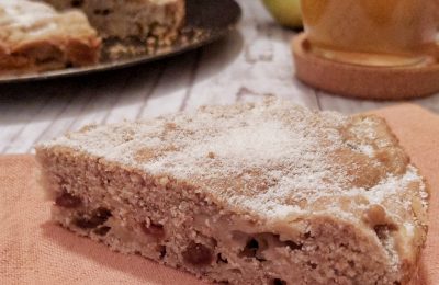 torta di mele frullate, uvetta e mandorle